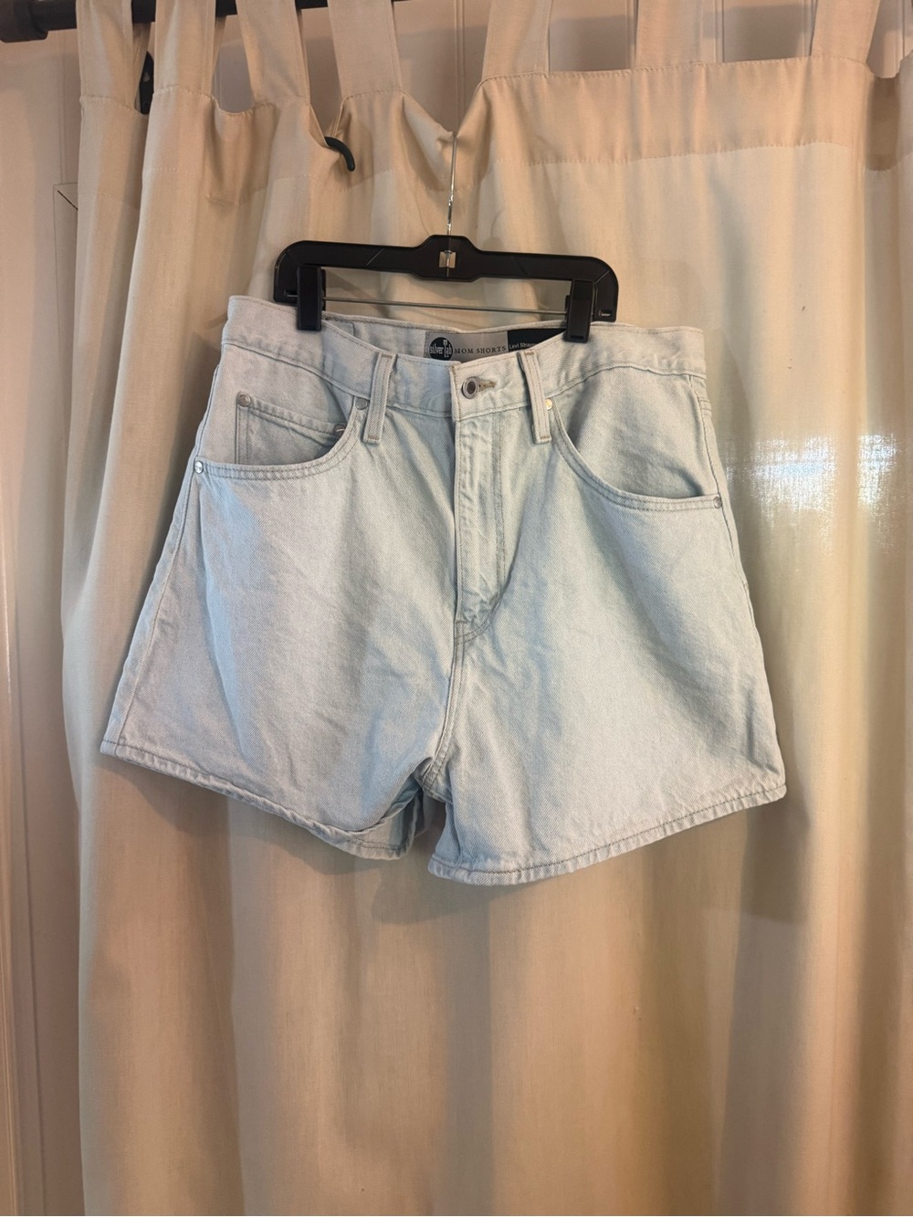 Levi Silver Tab Mom Shorts Light Wash Denim High-Rise Women’s Shorts 31